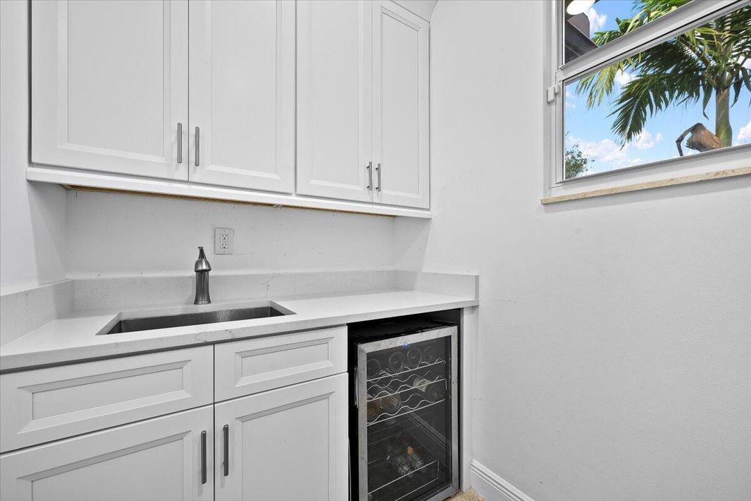 合同活跃: $1,450,000 (3 贝兹, 2 浴室, 2475 平方英尺)