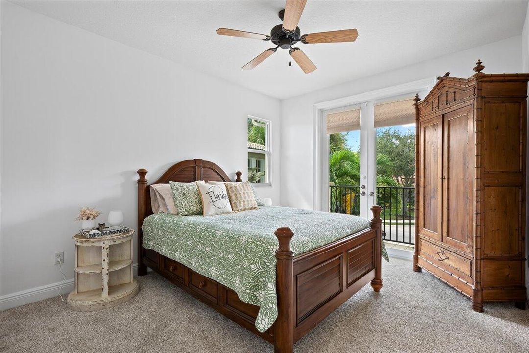 合同活跃: $1,450,000 (3 贝兹, 2 浴室, 2475 平方英尺)