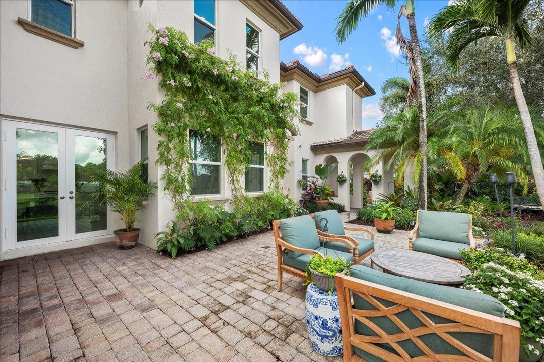 合同活跃: $1,450,000 (3 贝兹, 2 浴室, 2475 平方英尺)