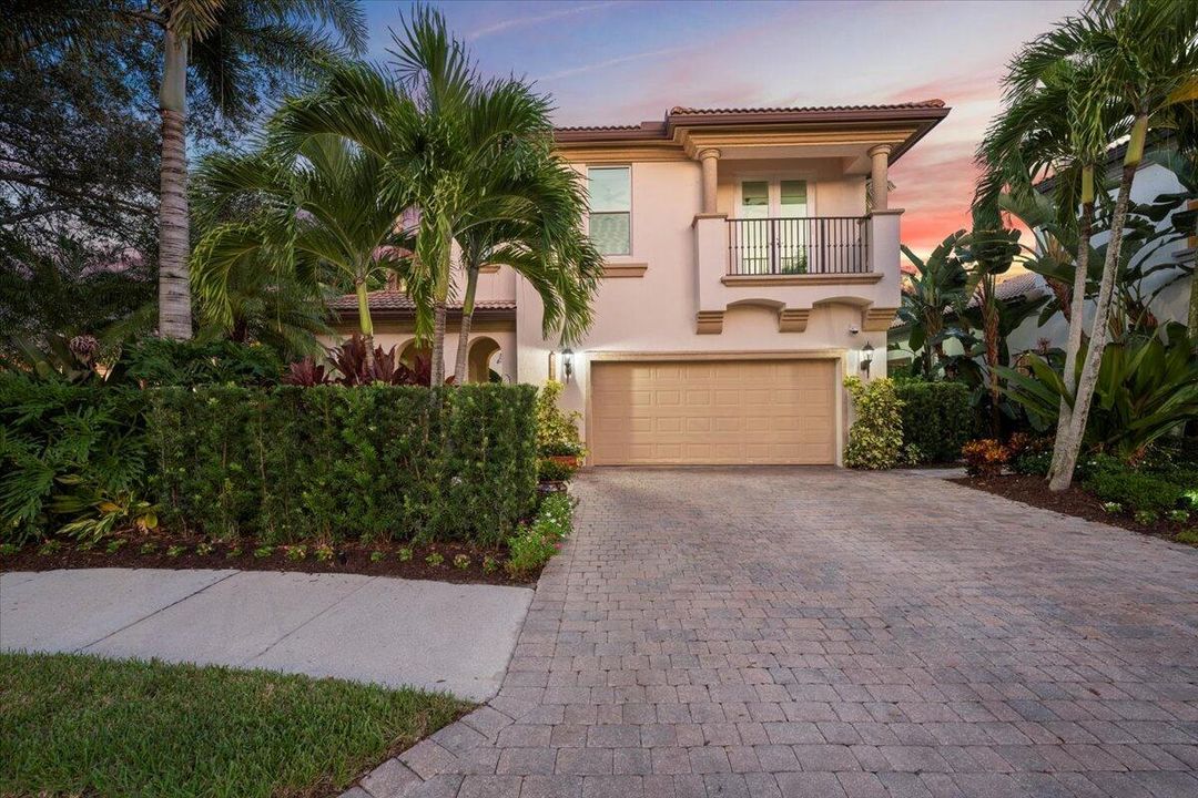 合同活跃: $1,450,000 (3 贝兹, 2 浴室, 2475 平方英尺)