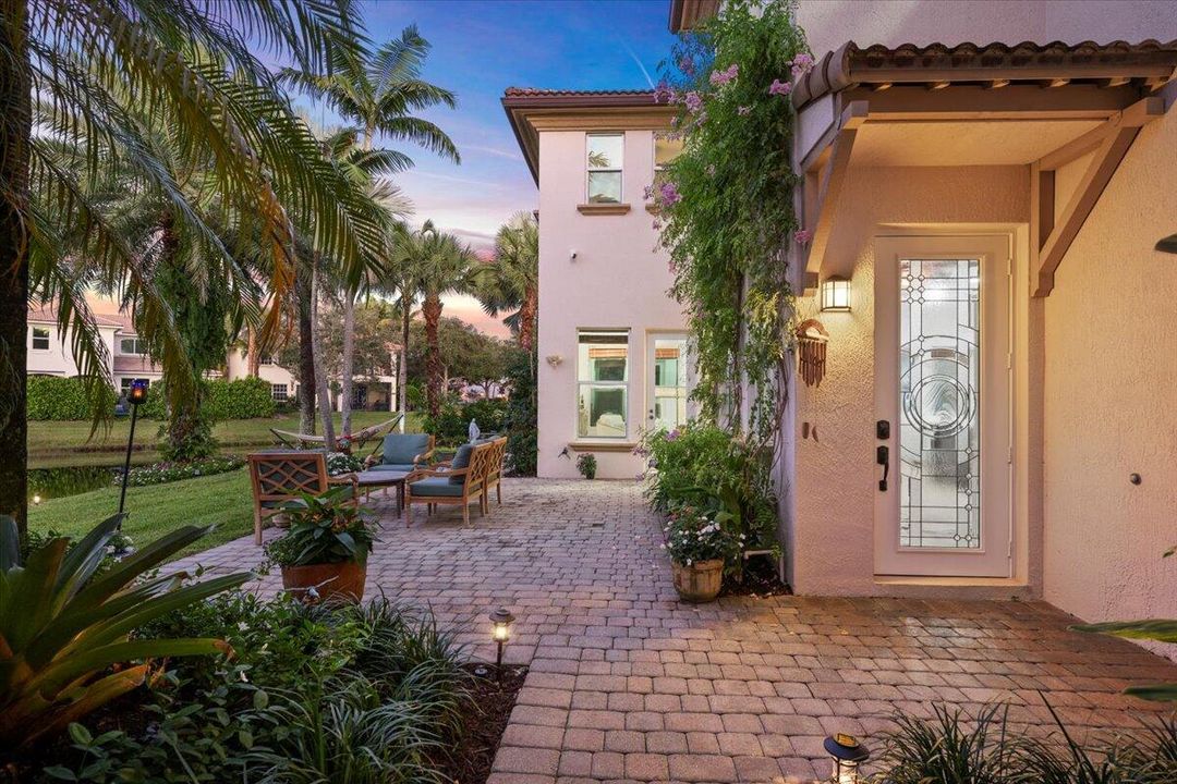 合同活跃: $1,450,000 (3 贝兹, 2 浴室, 2475 平方英尺)