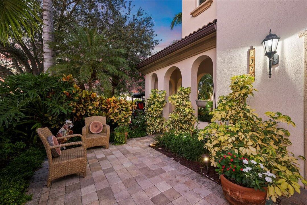 合同活跃: $1,450,000 (3 贝兹, 2 浴室, 2475 平方英尺)