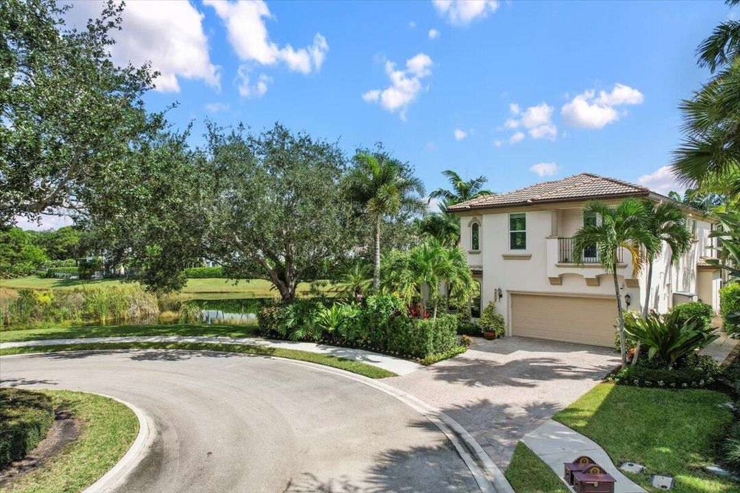 合同活跃: $1,450,000 (3 贝兹, 2 浴室, 2475 平方英尺)