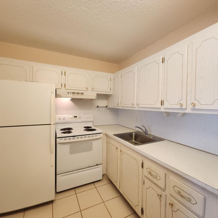 For Sale: $60,000 (1 beds, 1 baths, 570 Square Feet)