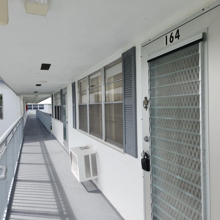 For Sale: $60,000 (1 beds, 1 baths, 570 Square Feet)