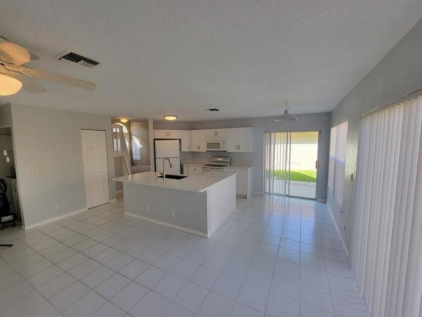 合同活跃: $3,500 (3 贝兹, 2 浴室, 1872 平方英尺)