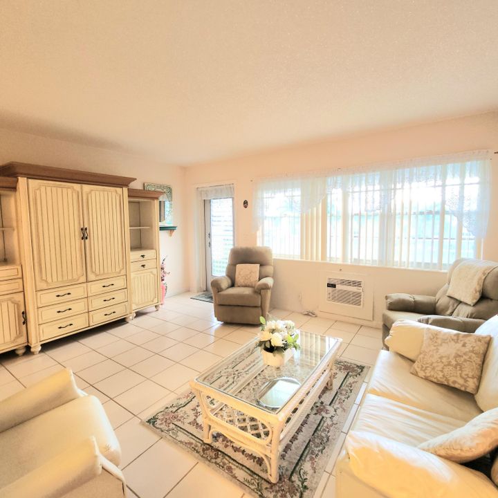 For Sale: $60,000 (1 beds, 1 baths, 570 Square Feet)