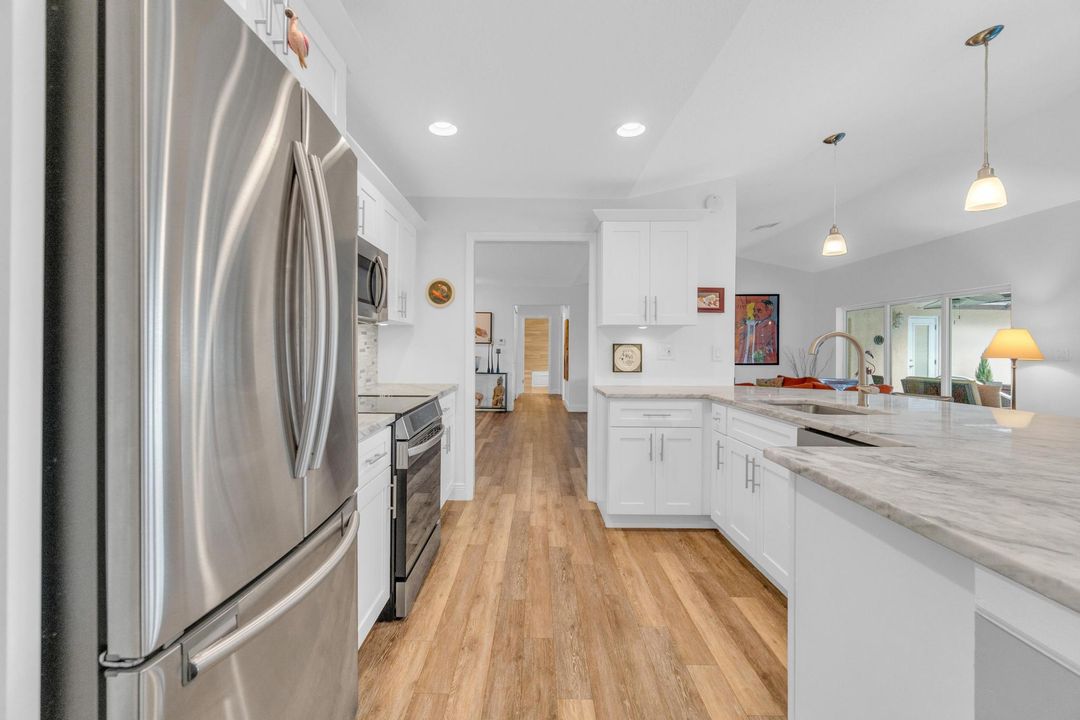 合同活跃: $799,950 (3 贝兹, 3 浴室, 2248 平方英尺)