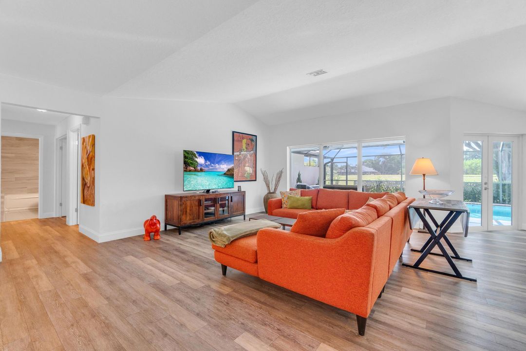 合同活跃: $799,950 (3 贝兹, 3 浴室, 2248 平方英尺)