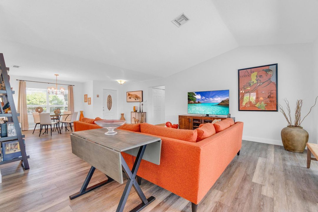 合同活跃: $799,950 (3 贝兹, 3 浴室, 2248 平方英尺)