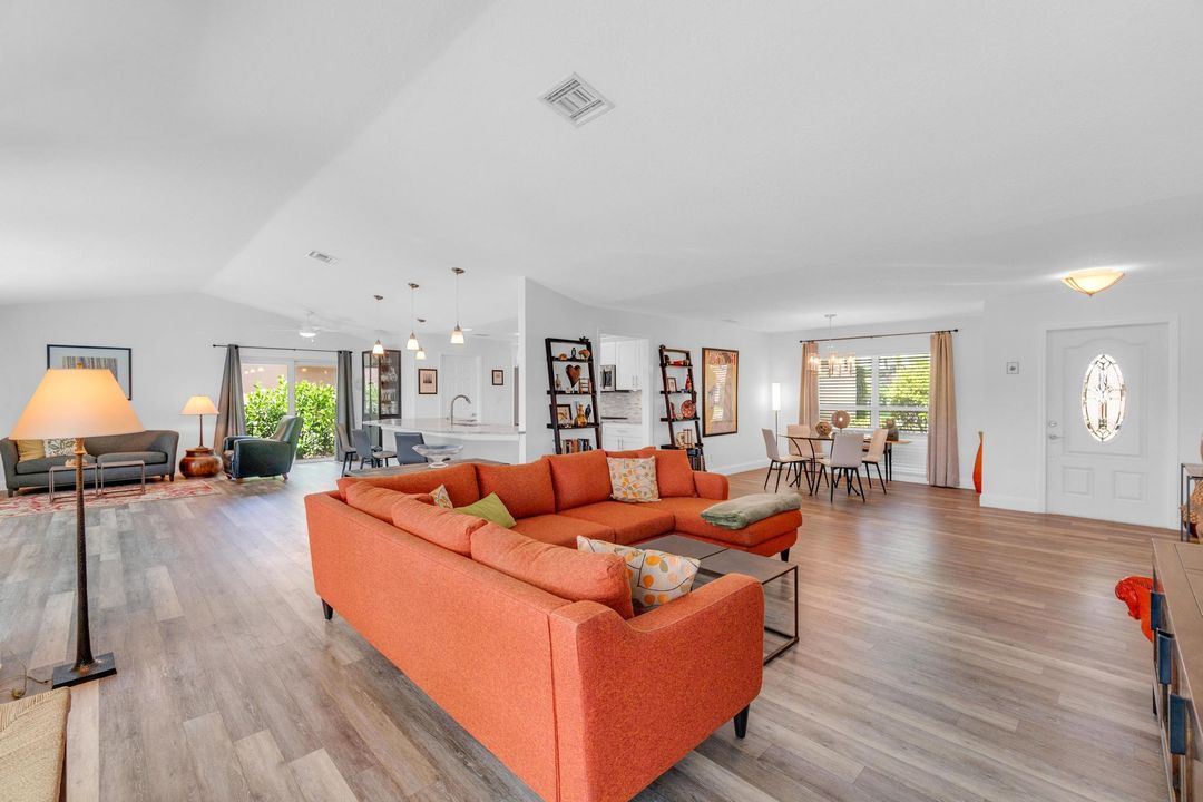 合同活跃: $799,950 (3 贝兹, 3 浴室, 2248 平方英尺)