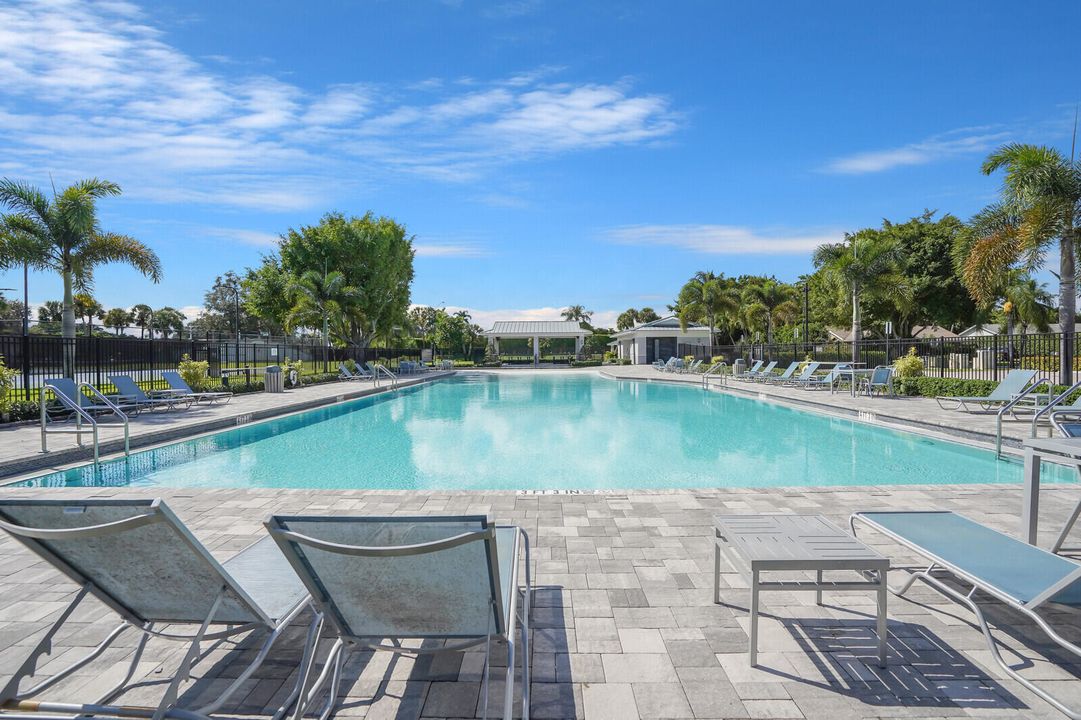 合同活跃: $499,900 (2 贝兹, 2 浴室, 1087 平方英尺)