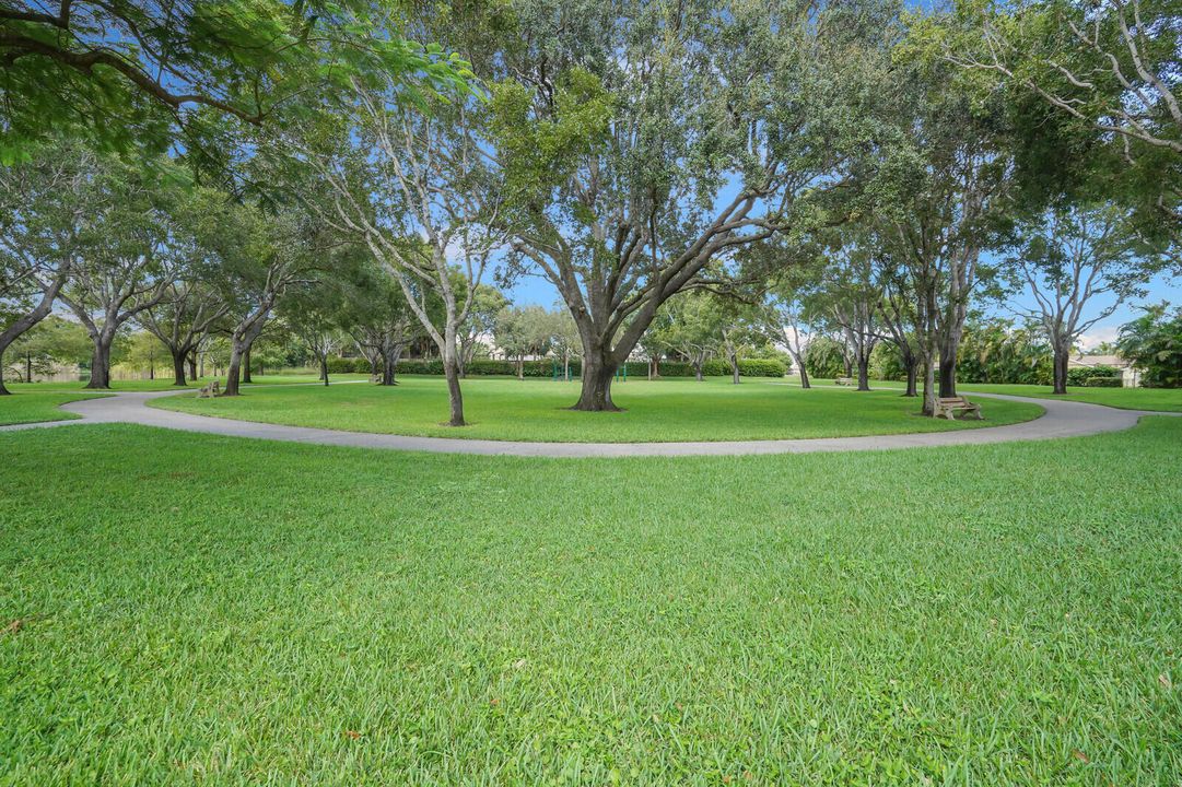 合同活跃: $499,900 (2 贝兹, 2 浴室, 1087 平方英尺)