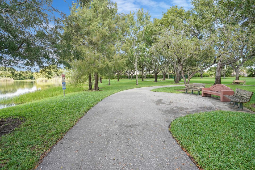 合同活跃: $499,900 (2 贝兹, 2 浴室, 1087 平方英尺)