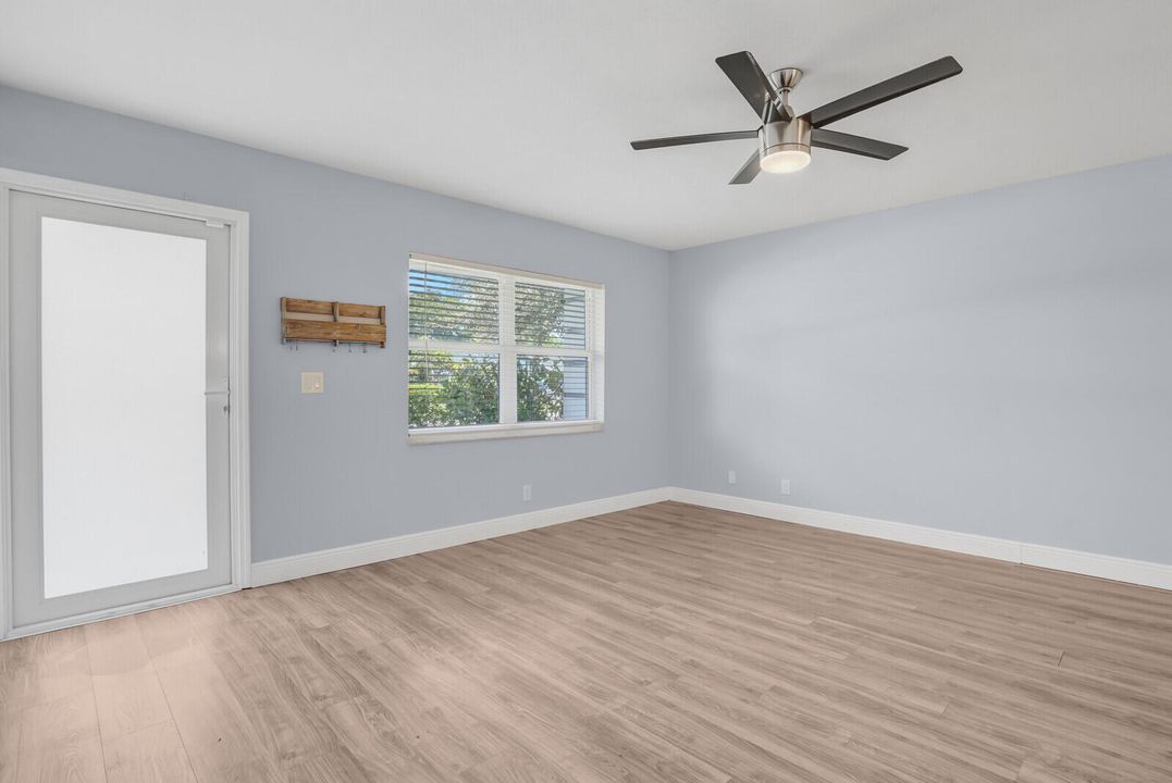 合同活跃: $499,900 (2 贝兹, 2 浴室, 1087 平方英尺)