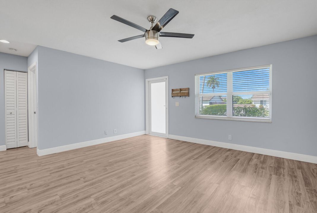 合同活跃: $499,900 (2 贝兹, 2 浴室, 1087 平方英尺)