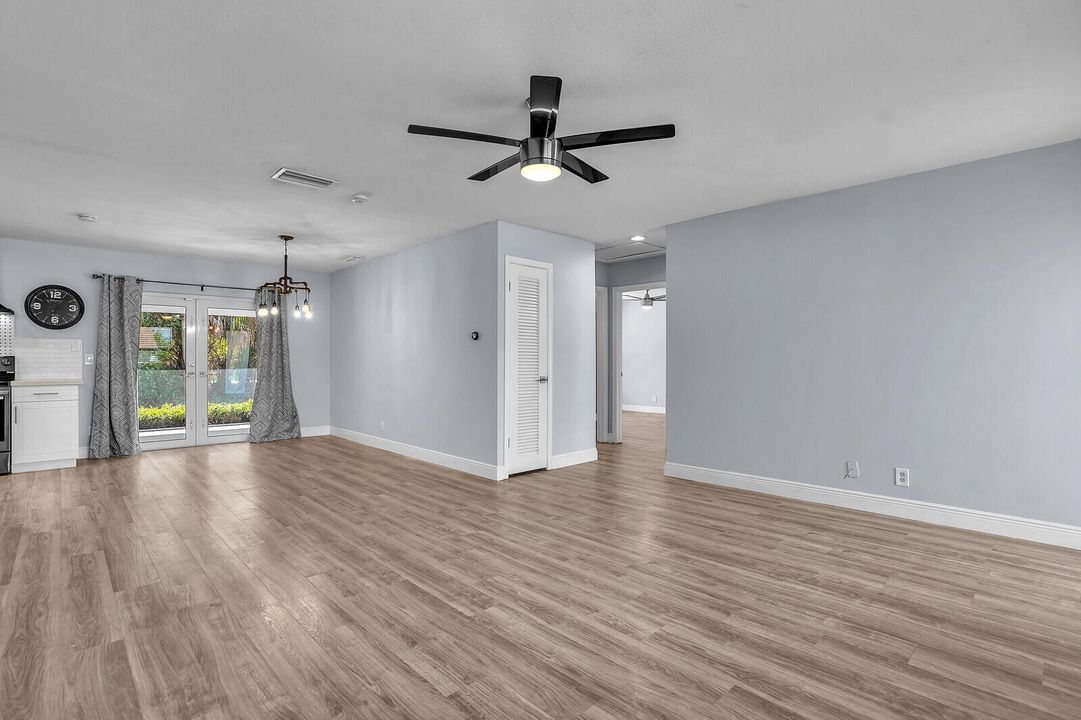 合同活跃: $499,900 (2 贝兹, 2 浴室, 1087 平方英尺)