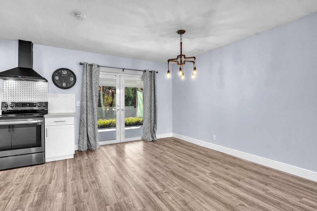 合同活跃: $499,900 (2 贝兹, 2 浴室, 1087 平方英尺)