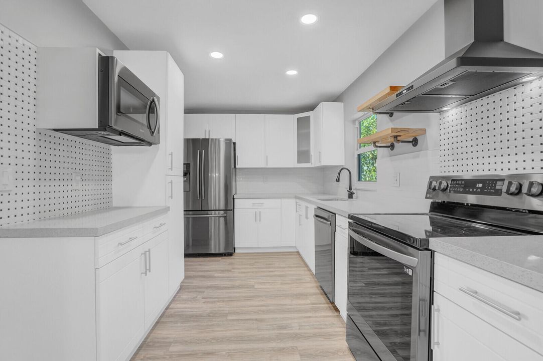 合同活跃: $499,900 (2 贝兹, 2 浴室, 1087 平方英尺)