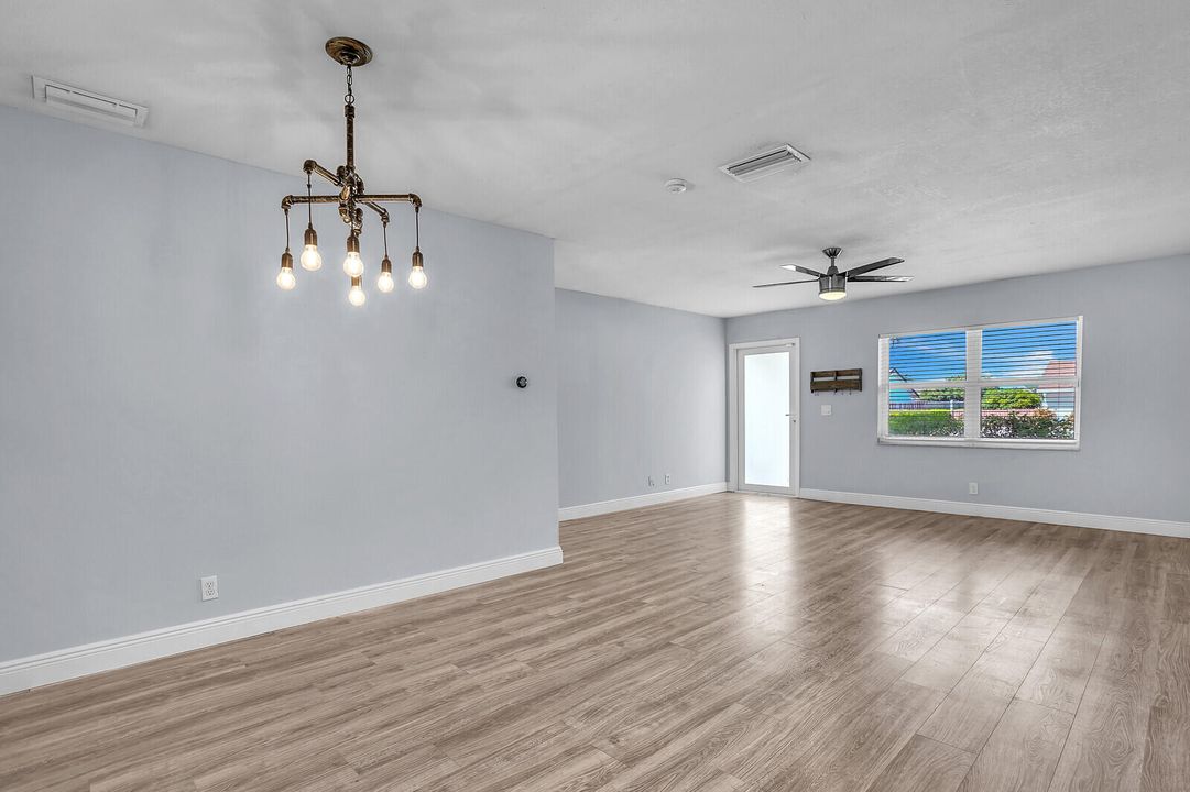 合同活跃: $499,900 (2 贝兹, 2 浴室, 1087 平方英尺)