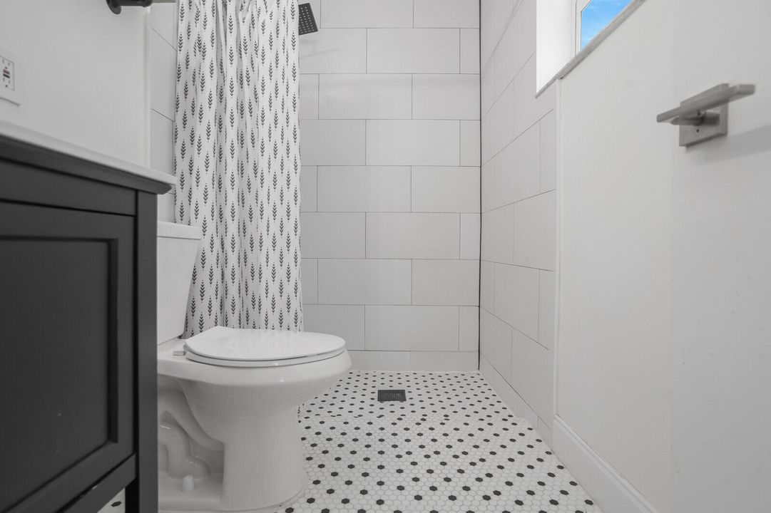 合同活跃: $499,900 (2 贝兹, 2 浴室, 1087 平方英尺)