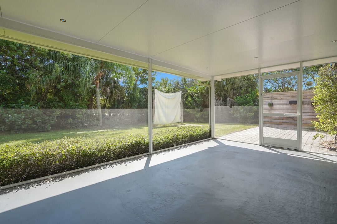 合同活跃: $499,900 (2 贝兹, 2 浴室, 1087 平方英尺)