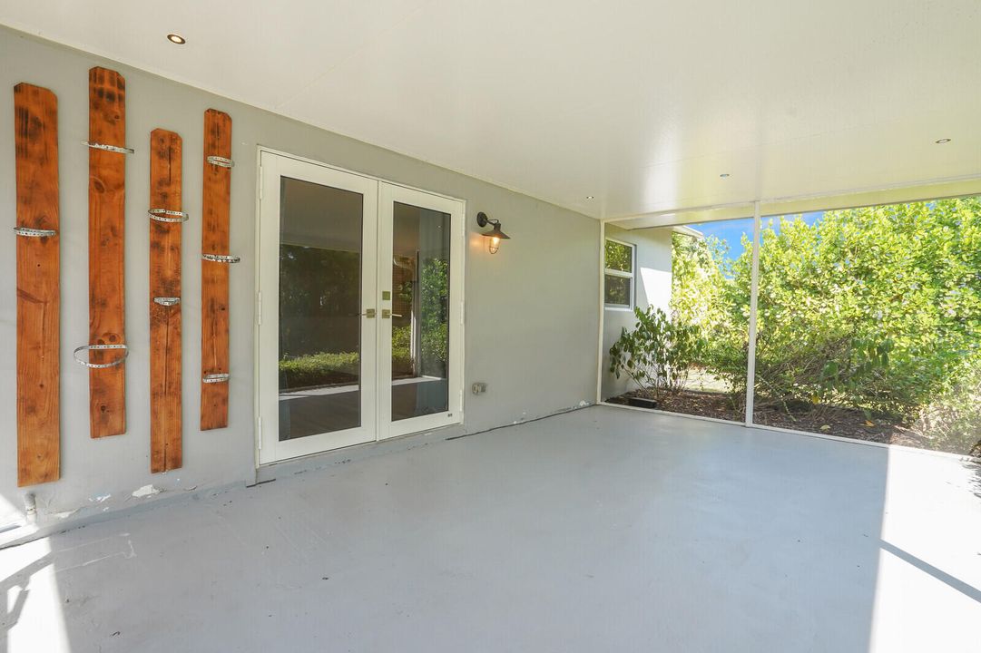 合同活跃: $499,900 (2 贝兹, 2 浴室, 1087 平方英尺)