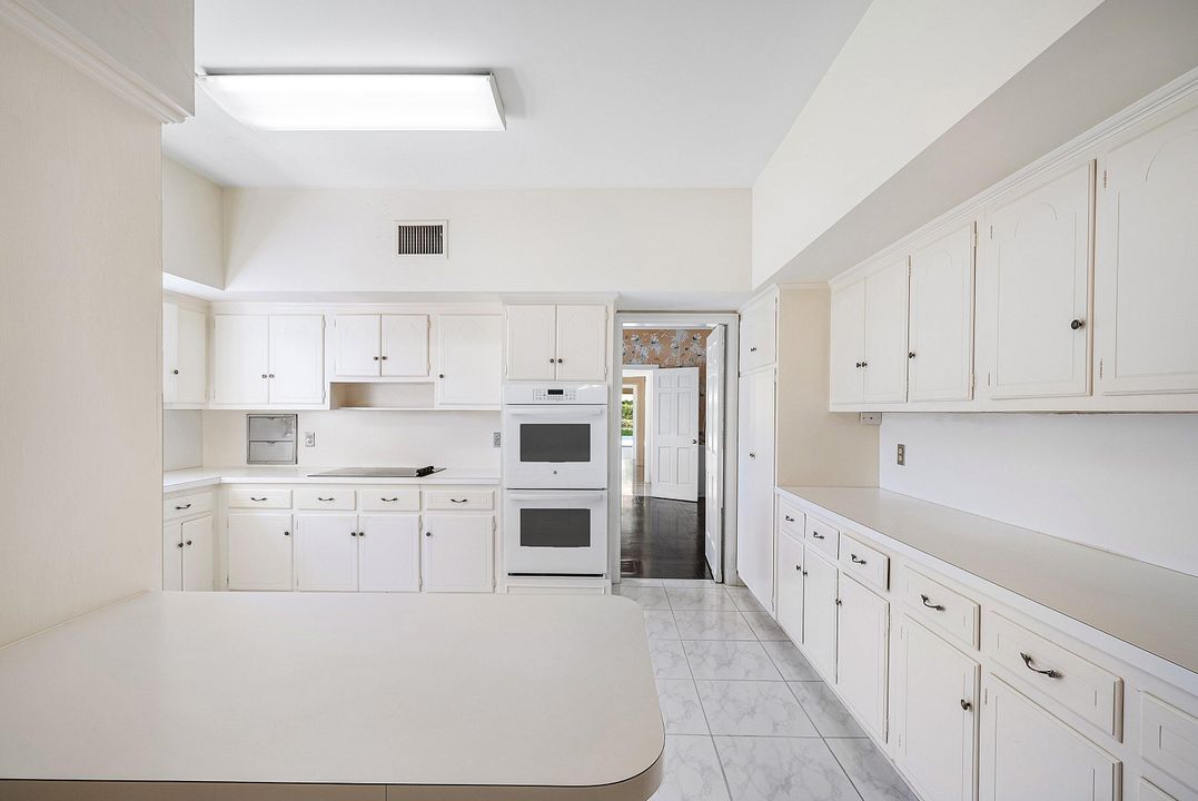 合同活跃: $35,000 (4 贝兹, 4 浴室, 3180 平方英尺)