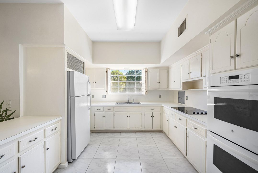 合同活跃: $35,000 (4 贝兹, 4 浴室, 3180 平方英尺)