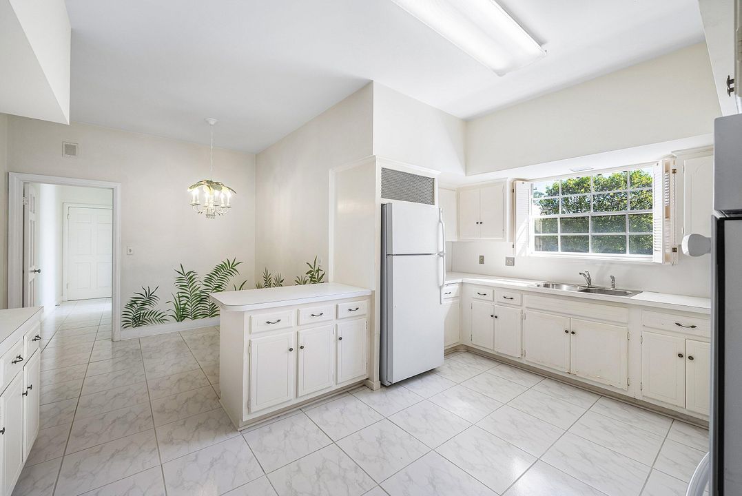 合同活跃: $35,000 (4 贝兹, 4 浴室, 3180 平方英尺)