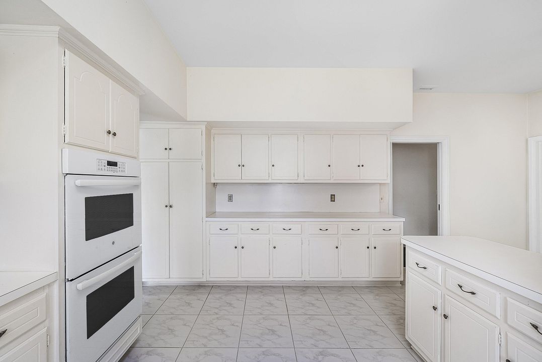 合同活跃: $35,000 (4 贝兹, 4 浴室, 3180 平方英尺)