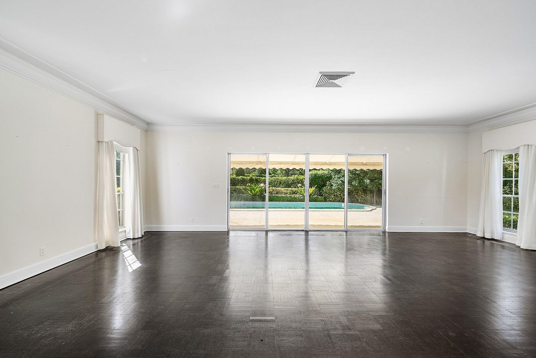 合同活跃: $35,000 (4 贝兹, 4 浴室, 3180 平方英尺)