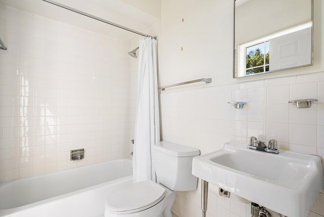 合同活跃: $35,000 (4 贝兹, 4 浴室, 3180 平方英尺)