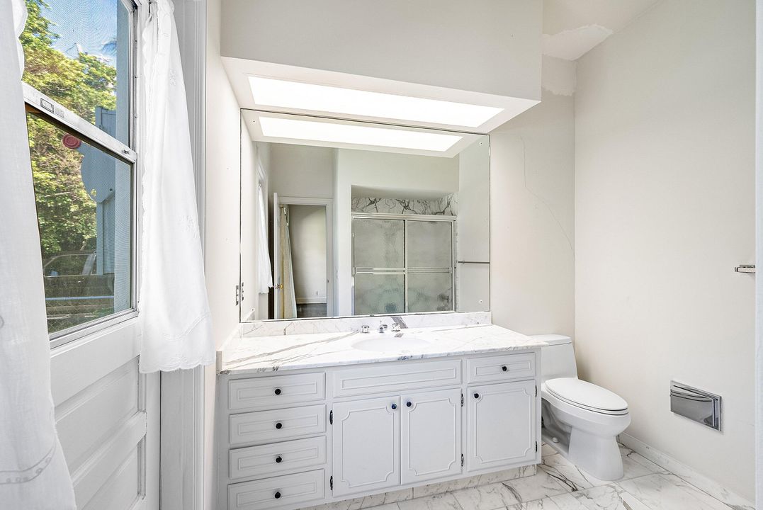 合同活跃: $35,000 (4 贝兹, 4 浴室, 3180 平方英尺)