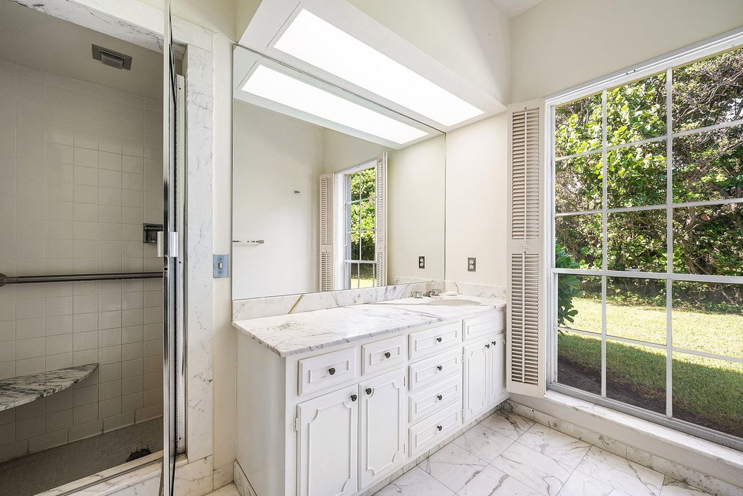 合同活跃: $35,000 (4 贝兹, 4 浴室, 3180 平方英尺)