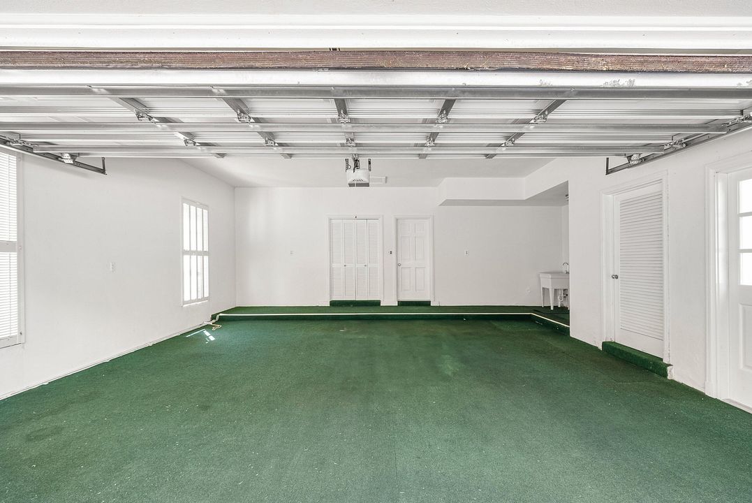 合同活跃: $35,000 (4 贝兹, 4 浴室, 3180 平方英尺)