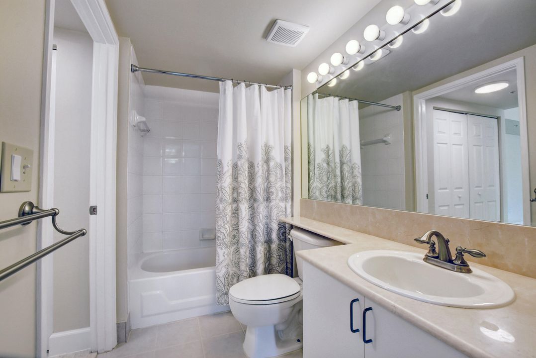 For Rent: $2,900 (2 beds, 2 baths, 1040 Square Feet)