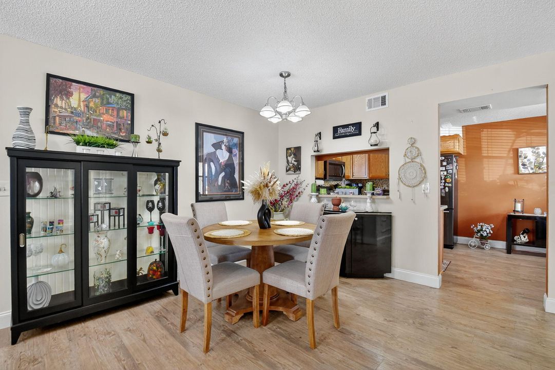 For Sale: $165,000 (2 beds, 2 baths, 1049 Square Feet)