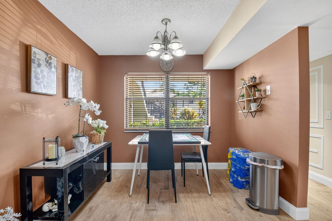 For Sale: $165,000 (2 beds, 2 baths, 1049 Square Feet)