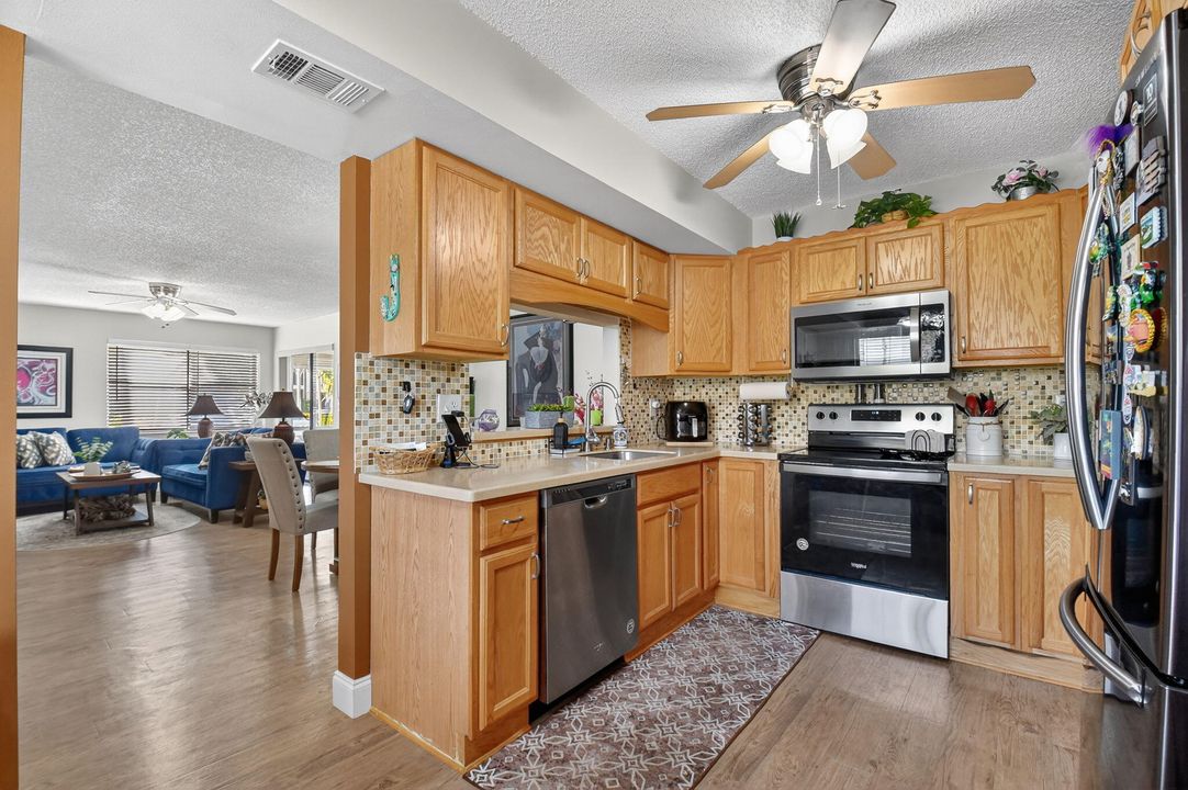 For Sale: $165,000 (2 beds, 2 baths, 1049 Square Feet)