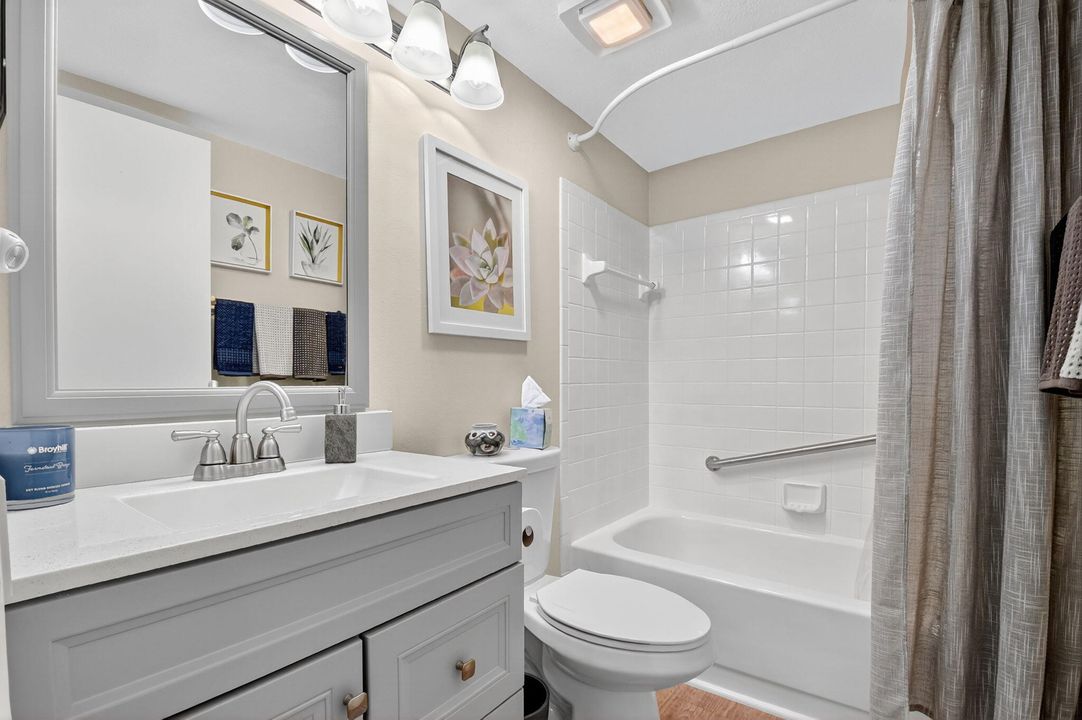 For Sale: $165,000 (2 beds, 2 baths, 1049 Square Feet)