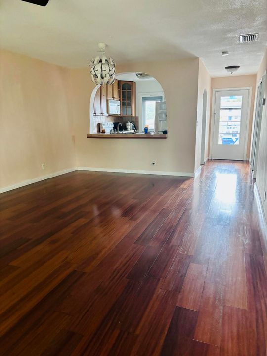 For Sale: $124,900 (2 beds, 2 baths, 950 Square Feet)