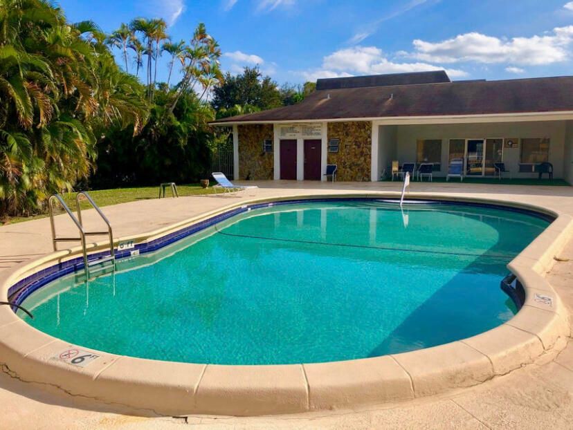 For Sale: $124,900 (2 beds, 2 baths, 950 Square Feet)