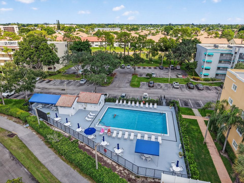 For Sale: $165,000 (2 beds, 2 baths, 1049 Square Feet)