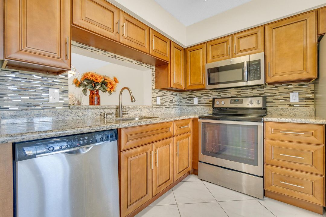 待售: $225,000 (2 贝兹, 2 浴室, 1230 平方英尺)