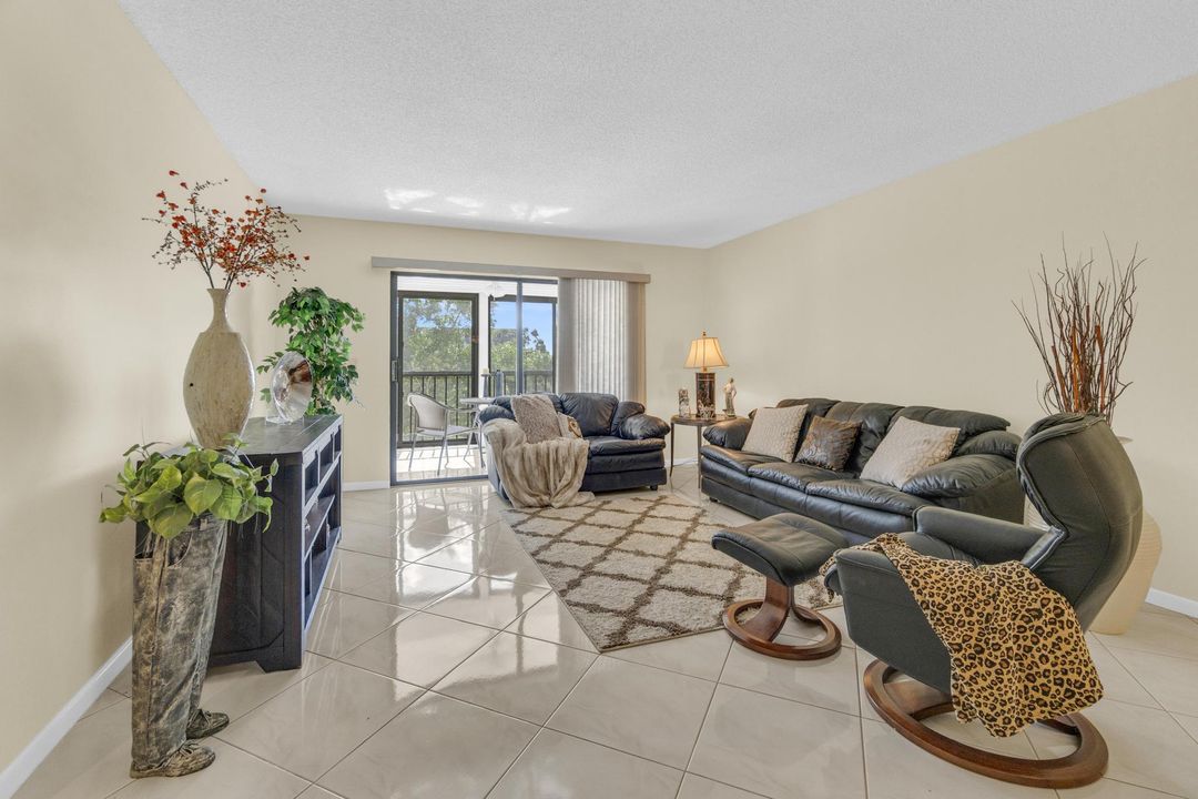 待售: $225,000 (2 贝兹, 2 浴室, 1230 平方英尺)