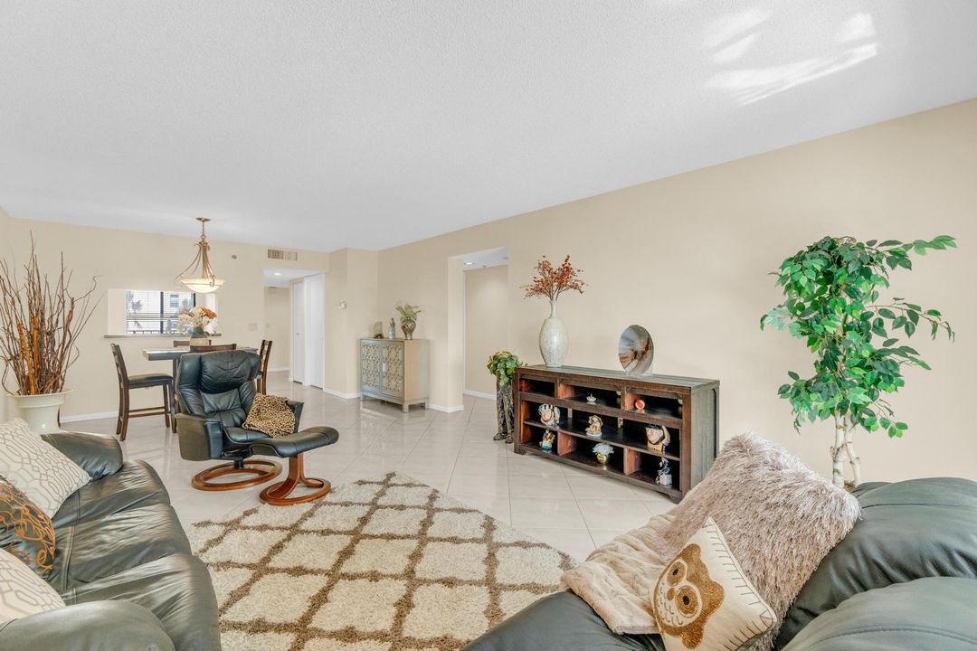 待售: $225,000 (2 贝兹, 2 浴室, 1230 平方英尺)