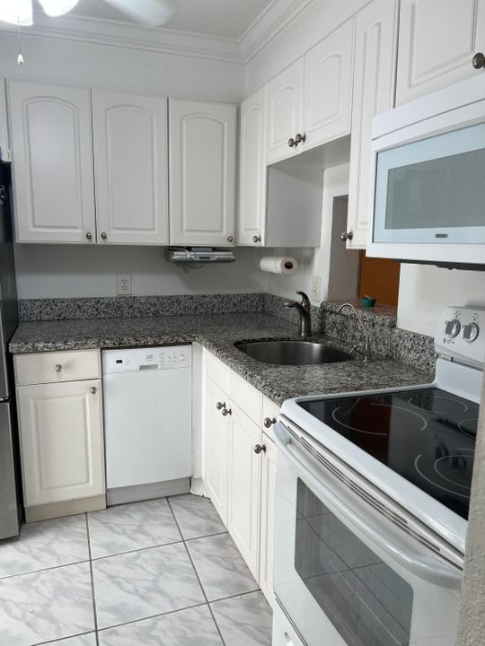 For Sale: $120,000 (2 beds, 2 baths, 870 Square Feet)