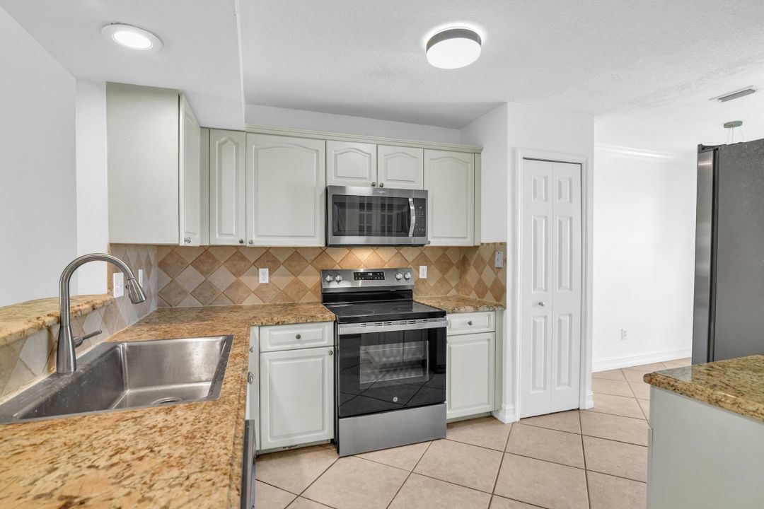 Active With Contract: $399,500 (2 beds, 2 baths, 1109 Square Feet)