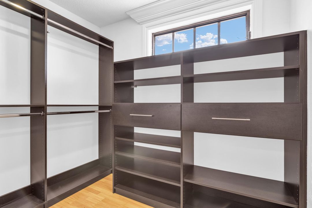 Active With Contract: $399,500 (2 beds, 2 baths, 1109 Square Feet)